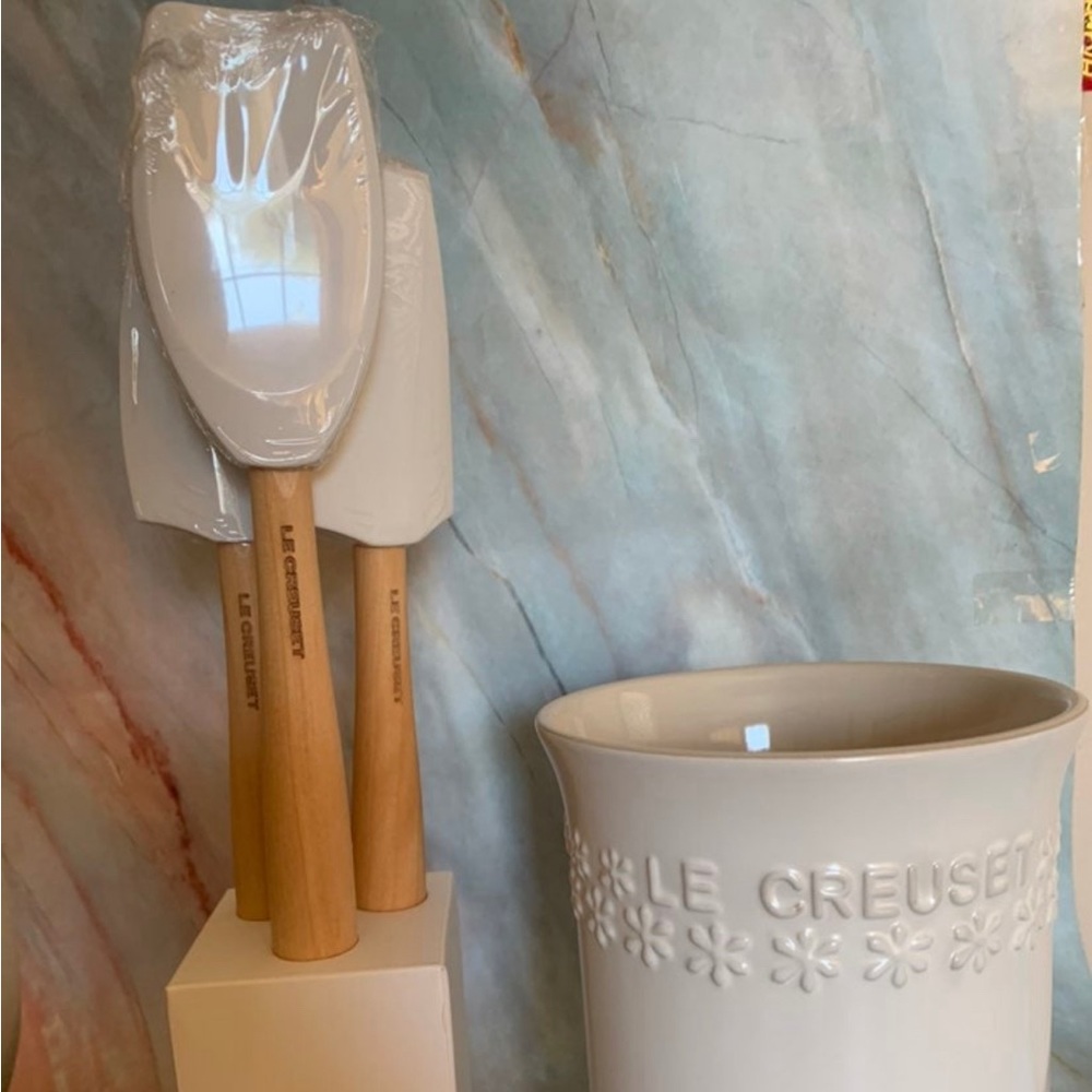 Le Creuset Utensil crock with spatulas set